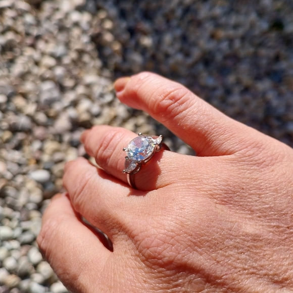 Elegant Sterling Silver Women's Ring - Picture 12 of 16